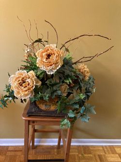 Silk Foral centerpiece/ metal pot/ see all pictures posted/ pick up in Lake Zürich