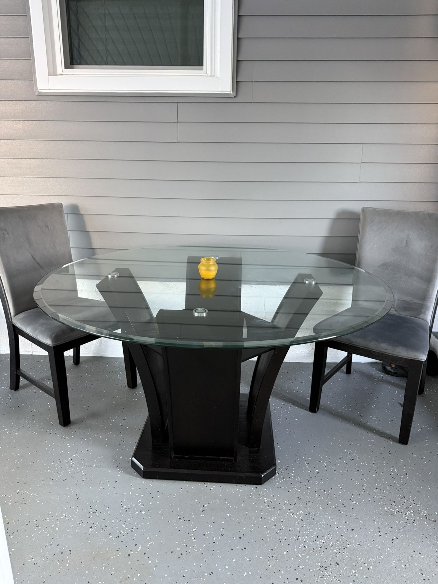 Dining table w/ 2 Chairs