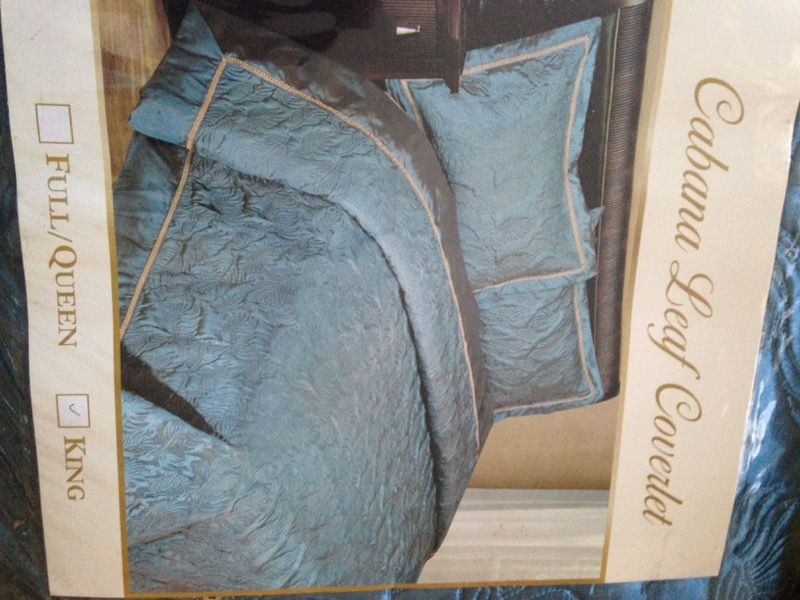 Quilted set/queens Size But Can Fully Fit Full Size Bed. Comes With Two Small & Two Large Pillow Cases. The Set Is Satin And Simply Gorgeous . All New