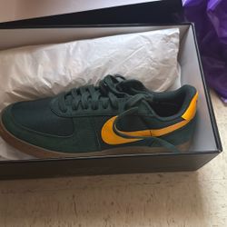 Nike Field General Mens 8/ Womens 9.5 Green and Gold 