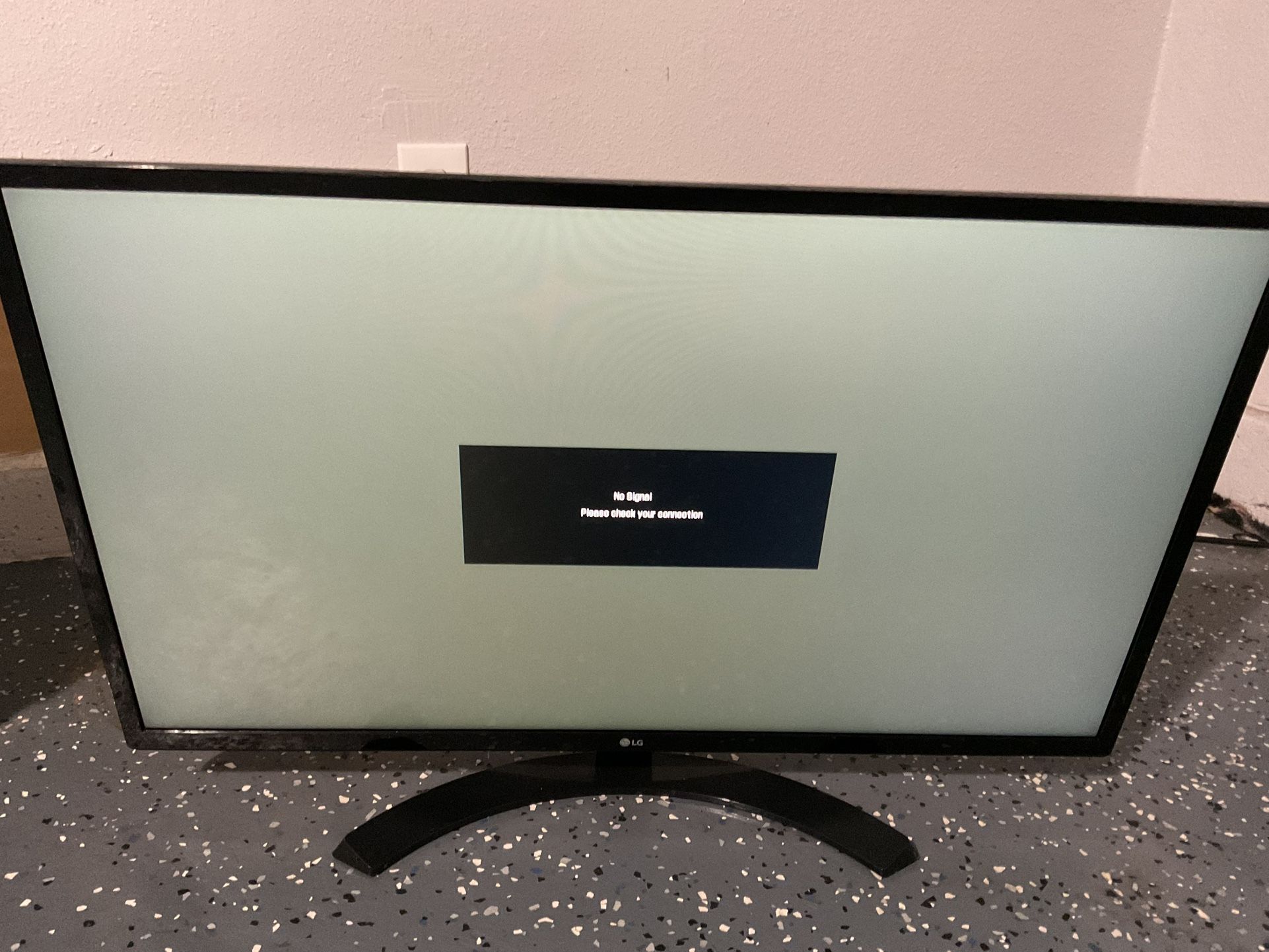 lg 32UN650-W 32" UHD IPS Ultrafine Monitor straight screens