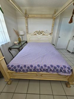 Queen canopy bed