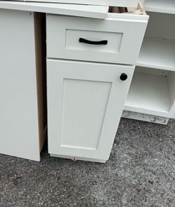Shaker style 15”  base kitchen cabinet good condition