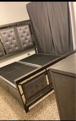 King bedroom set  w/ Dresser & Mirror included