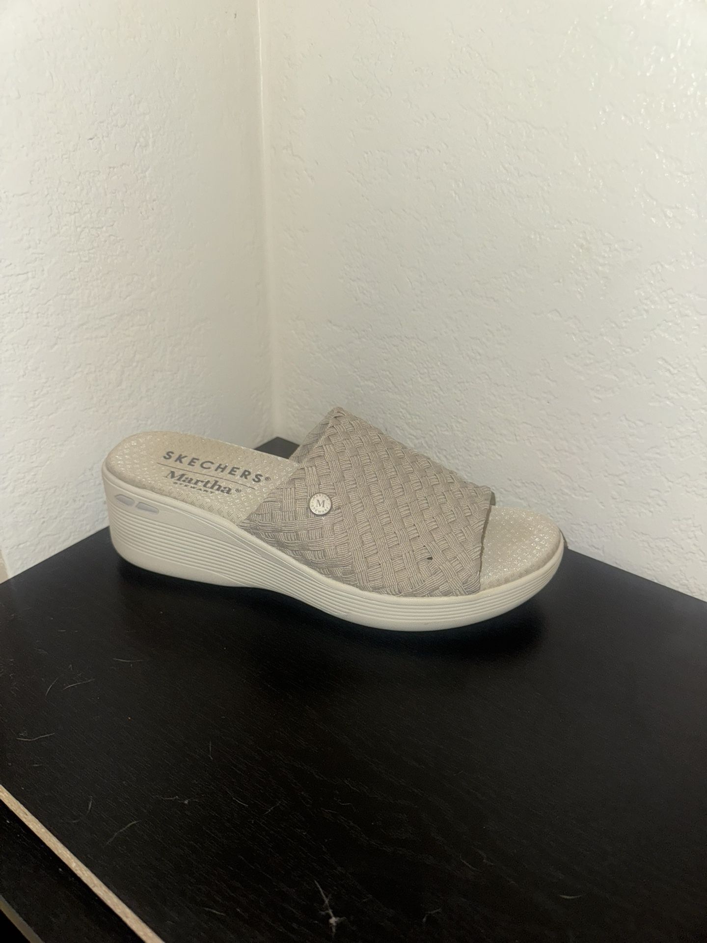 Size 8 Skechers