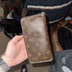 Zippy Vintage Louis Vuitton Monogram Wallet