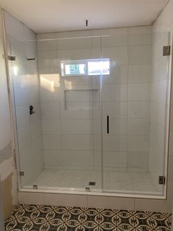 Custom shower door glass. Puertas de vidrio para baños