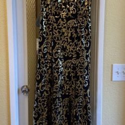BEAUTIFUL  CITY TRIANGLE BLACK GOLD SEQUIN DRESS SIZE 11 BUT CAN FIT 12  SLIMS YOUR WAIST NICELY. WASHED AND READY TO WEAR 