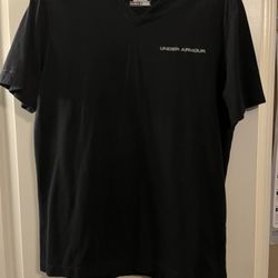 Under Armour V-Neck Size Adult Medium 