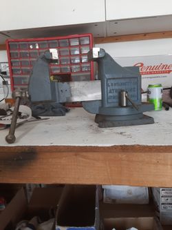 L.S. STARRETT 4" Machinist bench vise vice