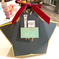 New No7 Future Renew Duo Gift Set -$41 value 
