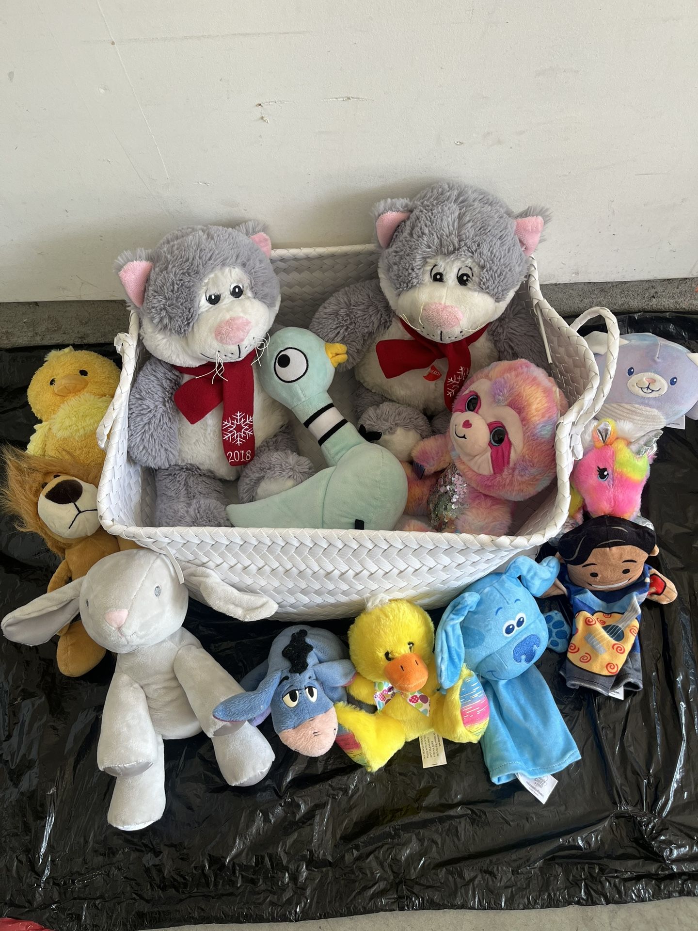 MAKE OFFER!! STUFFED ANIMALS W/FREE BASKET