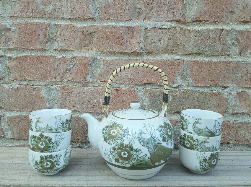 Vintage Peacocks/Flowers Teapot & Cups