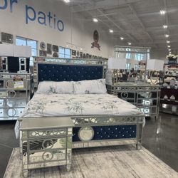 6 PIECE KING BEDROOM SET. 