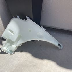 BMW 335i E9X Windshield Washer Tank