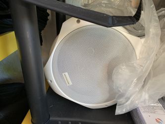 Pair of 100 watt round speakers new
