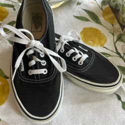 Black vans tennis shoe