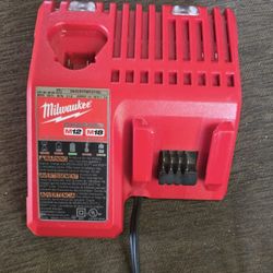 Milwaukee M12 / M18 Battery Charger – Excellent Working
Condition
