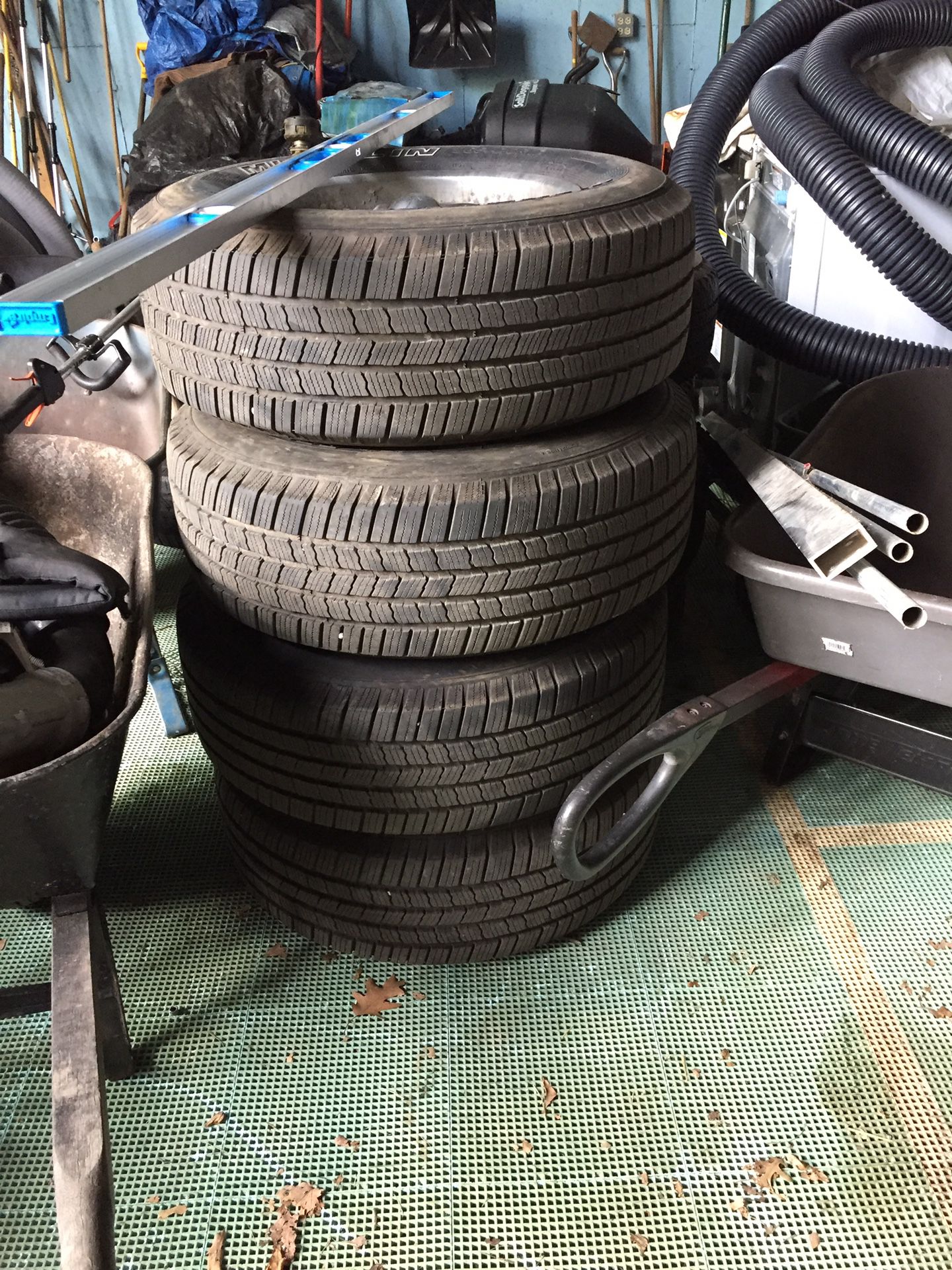 Set of tires 265/70/r17. Michelin