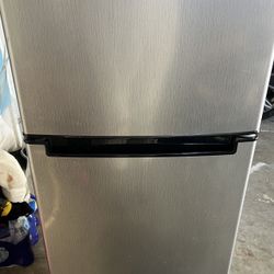 Magic Chef  4.5 Ft Mini Fridge With Freezer 