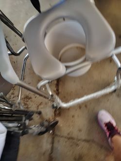 Silla para llevar Al shower tiene ruedas