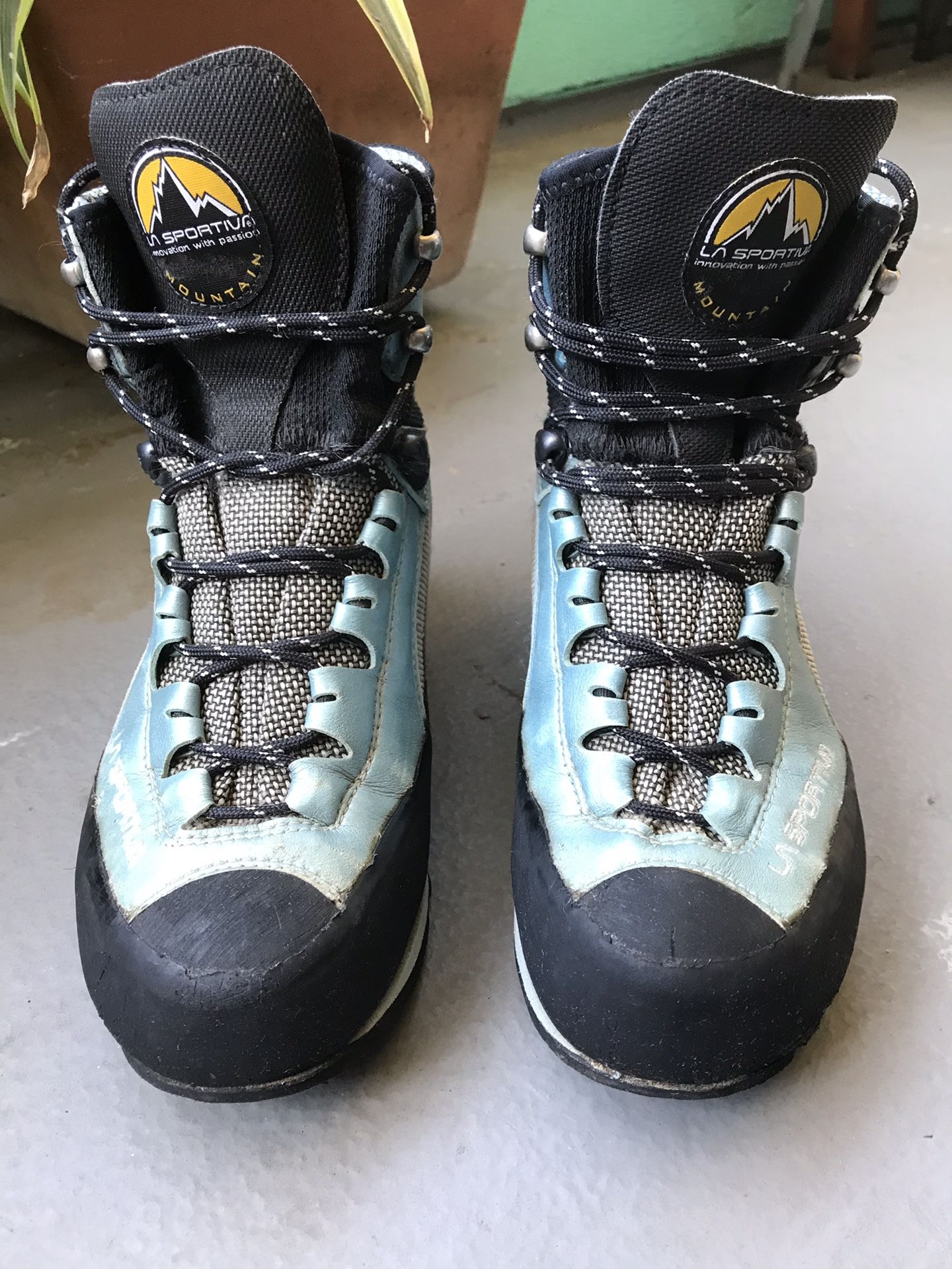 La Sportiva Mountaineering/Hiking Boots Women’s 7, GoreTex, Vibram