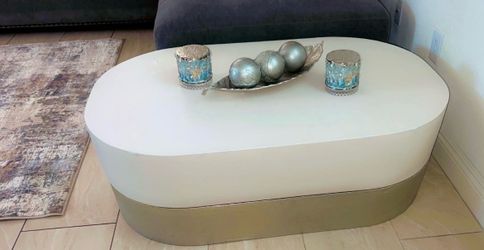 Center coffee table, beautiful. Heavy metal on the bottom !!!! Only $50