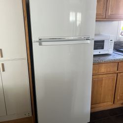 Whirlpool 17.6 cu. ft. Top Freezer Refrigerator in White