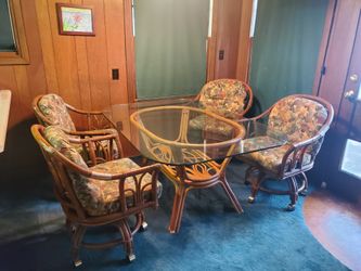 Raton Glass Table with Chairs