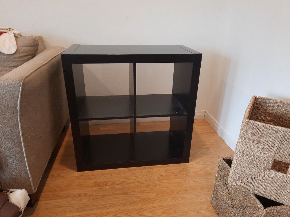 2x2 IKEA KALLAX shelf Unit