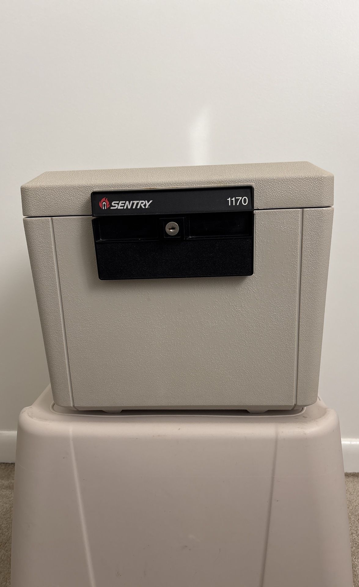 SENTRY FIRE PROOF SAFETY BOX