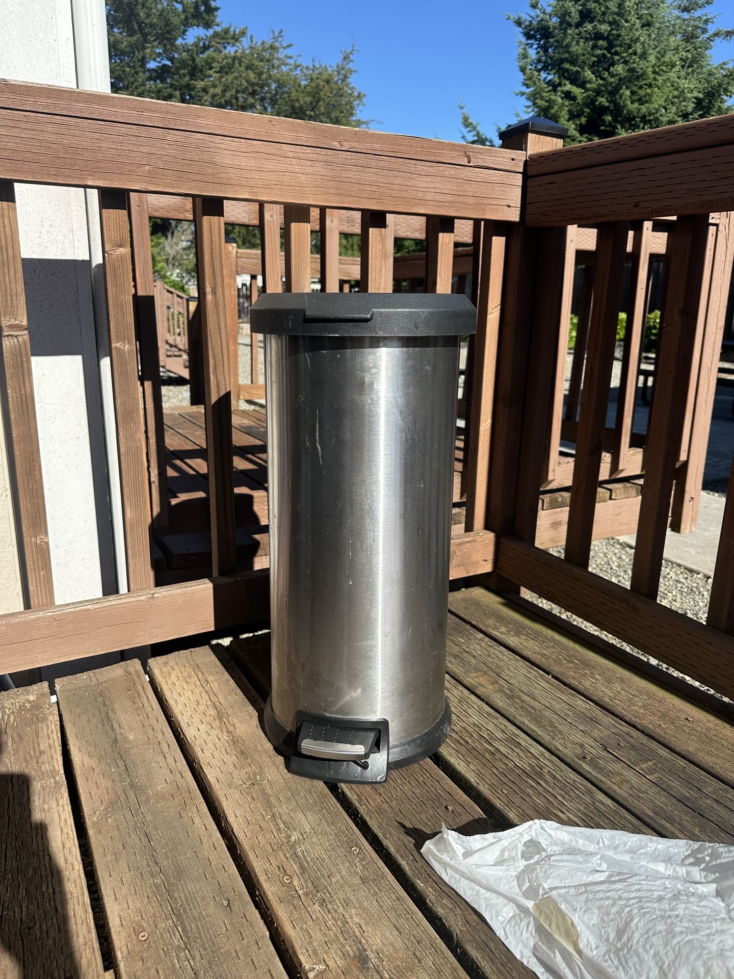 Mainstays 7.9 Gallon Trash Can, Plastic Round Step Kitchen Trash Can, Silver