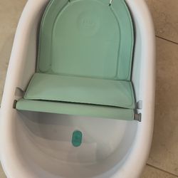 Frida baby 4-in-1 Bathtub 0-24 Months. Free Diapers