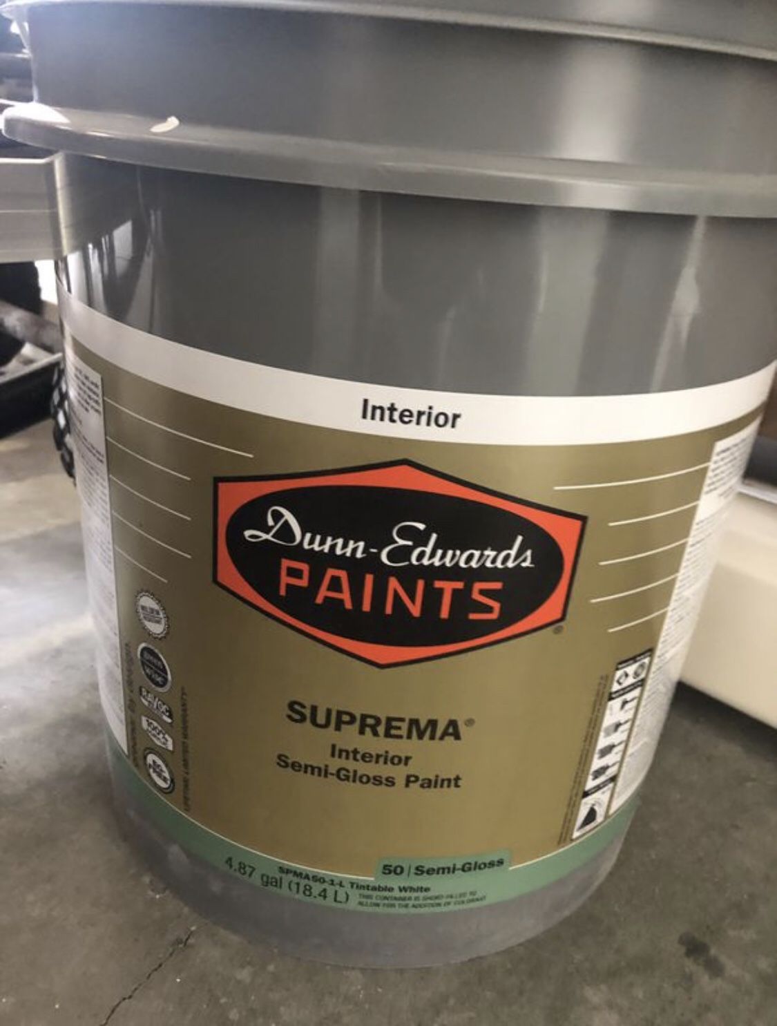 Dunn Edwards Suprema Semi-Gloss paint