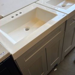 24 in vanity bathroom $175
