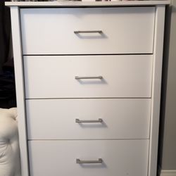  White 4 Drawer Dresser – Great Condition