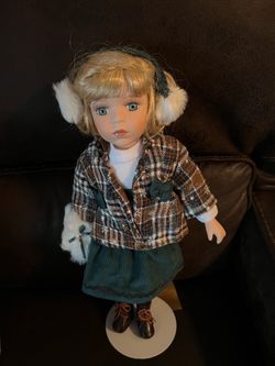 Collectible Memories Porcelain Doll “Shelly” like new condition
