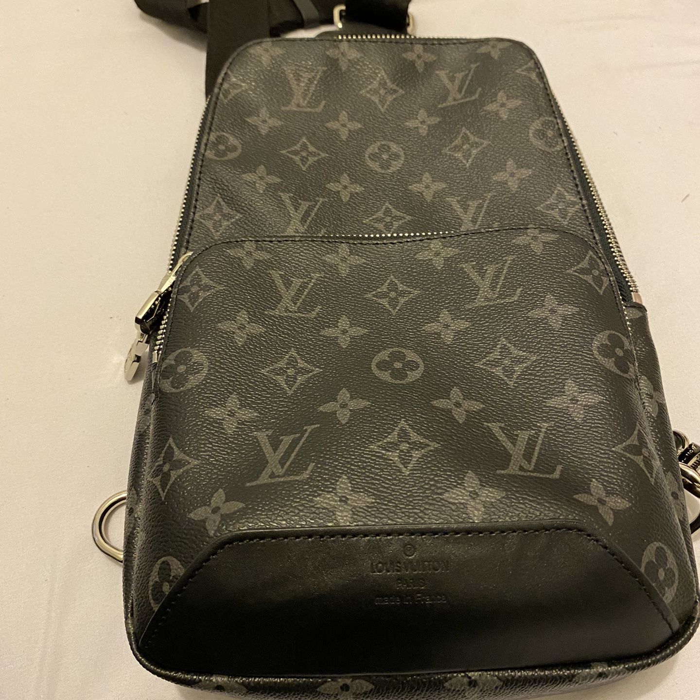 Louis Vuitton Avenue Sling Bag for Sale in Berenda, CA - OfferUp