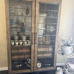 China cabinet with inside lighting