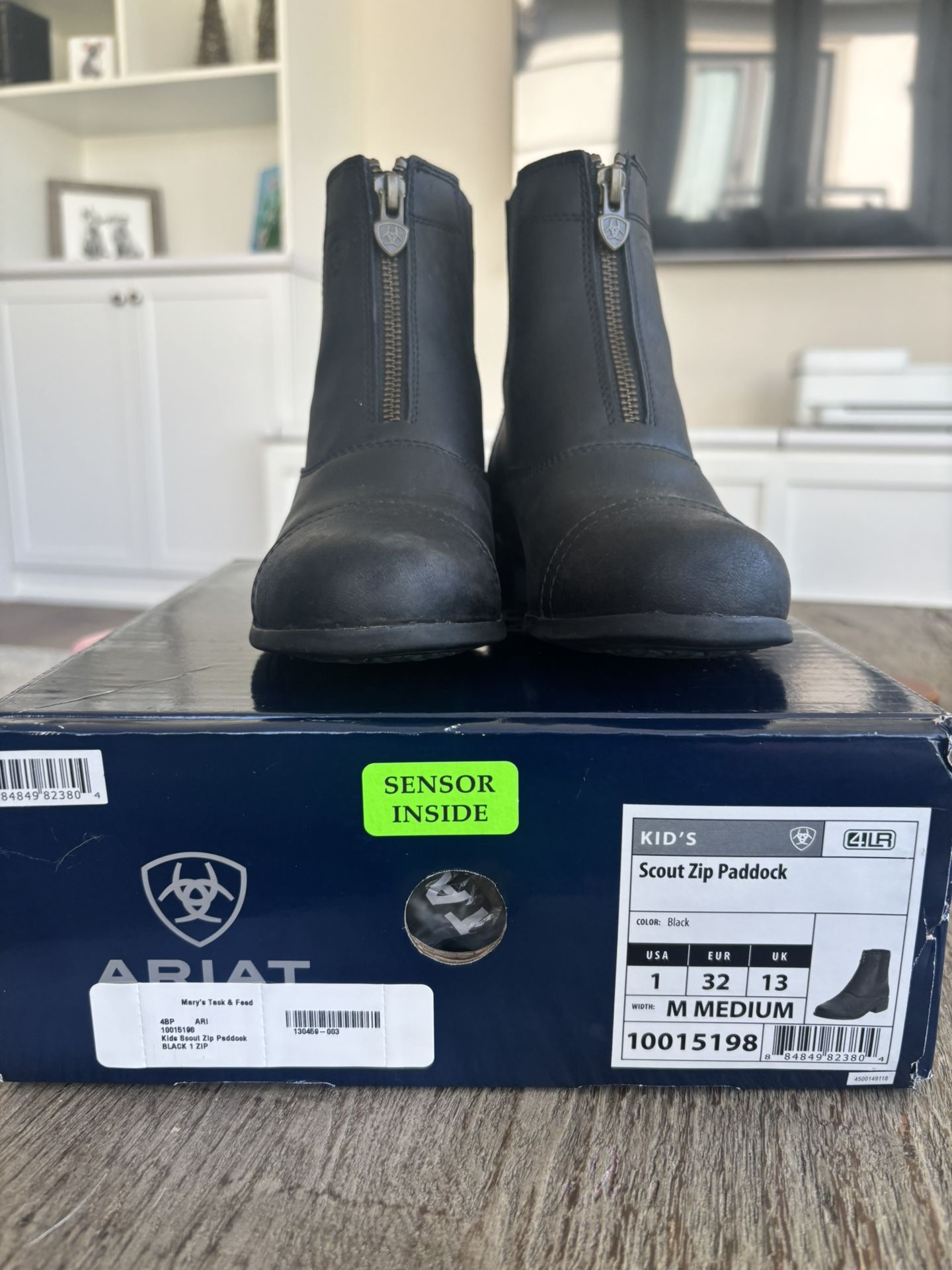New Ariat kids riding boots Youth size 1