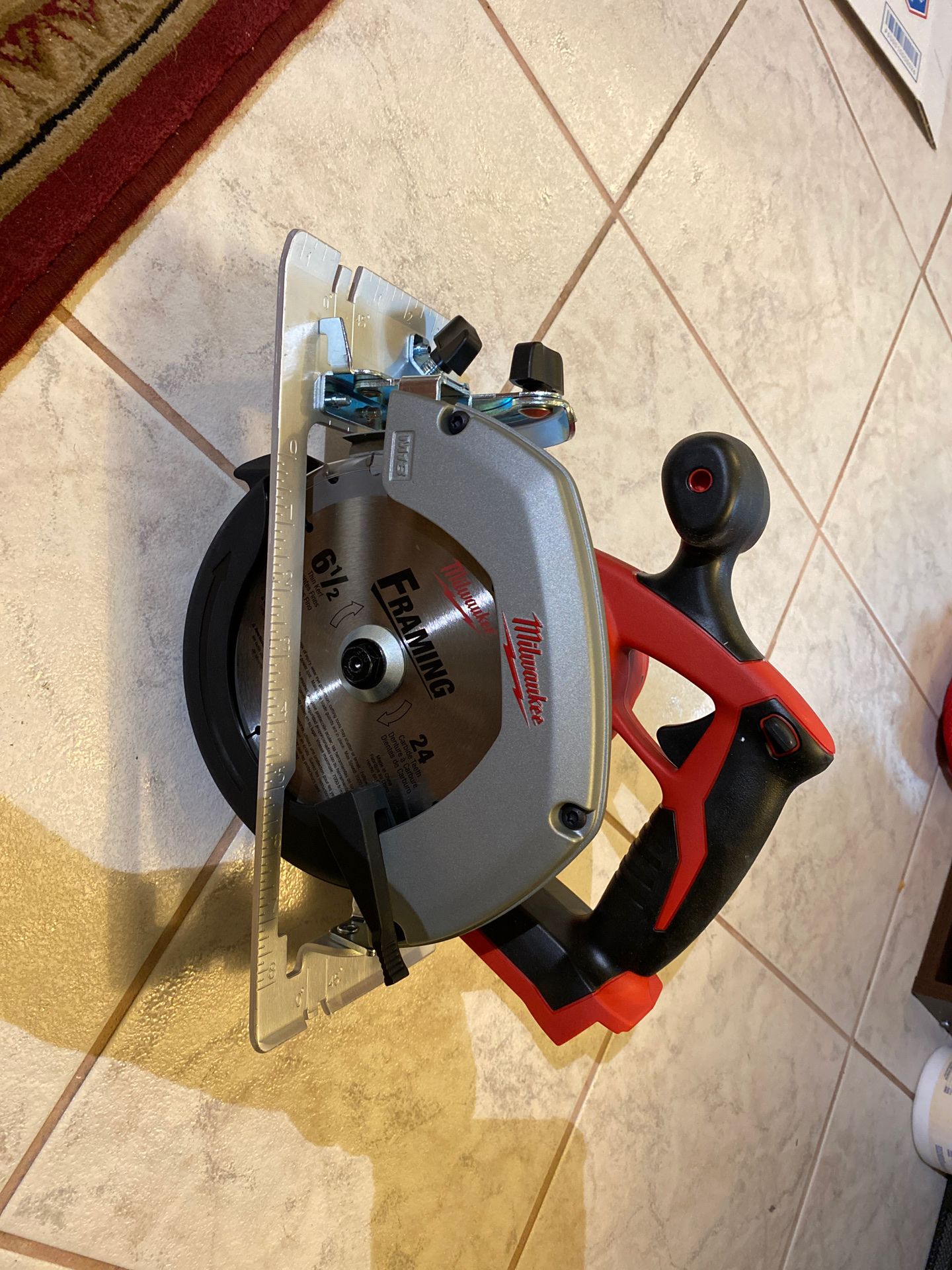 Milwaukee 6 1/2 circular saw nueva