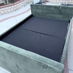 Green Velvet Daybed Frame with Pull-Out Trundle – Twin Size