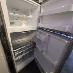 Refrigerator lg😊 
Used two months warranty 
Delivery available 🚛 ✨️ 😎 
Everything works very well 😊 
open Tuesday to Sunday from 10 am to 5 pm 👍