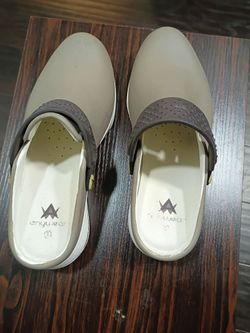 Nursing clogs beige size 9