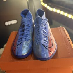 Size 5 indoor cleats women’s With box