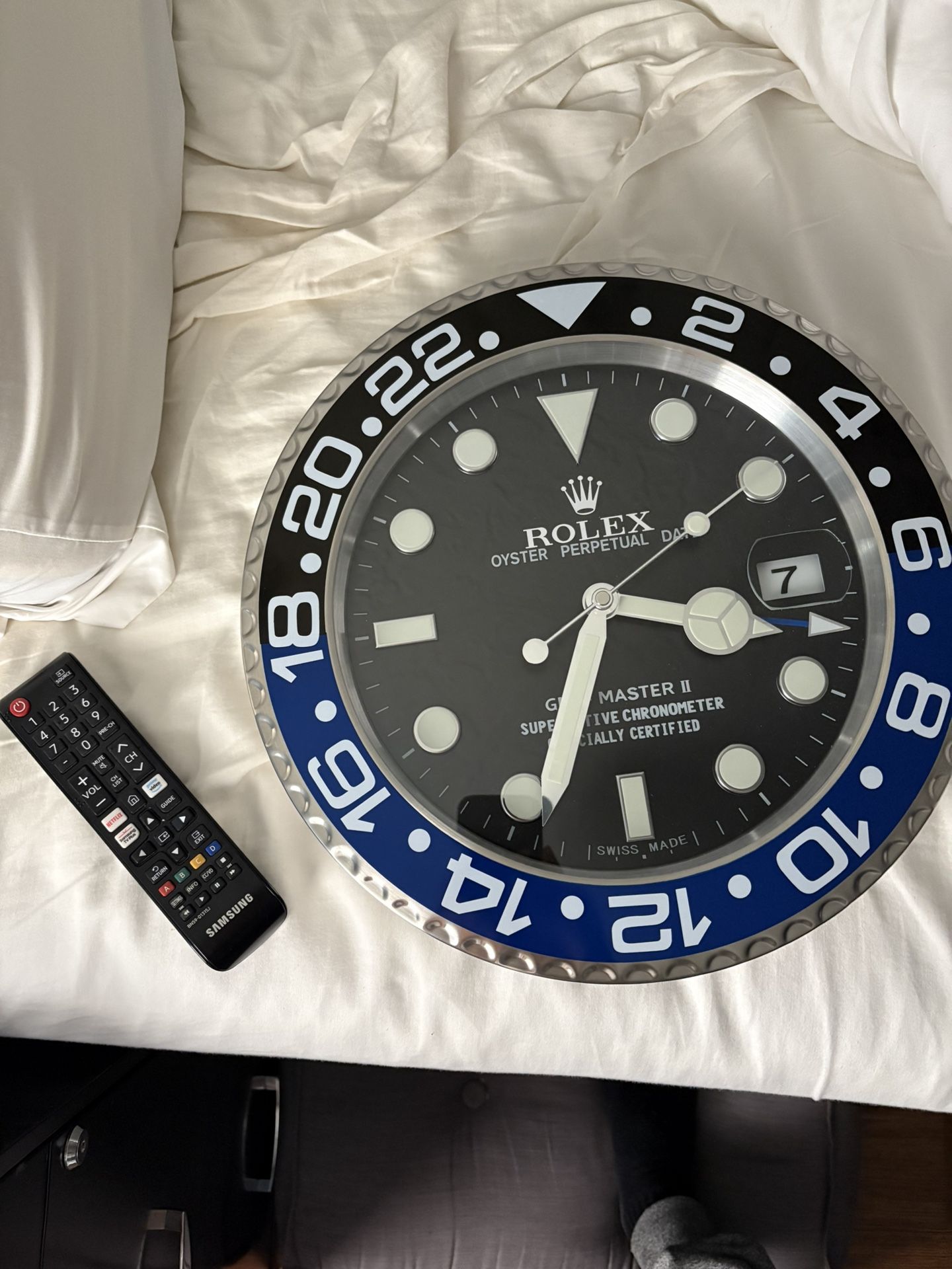 Store advertising Clock Glow-in-the-dark. 