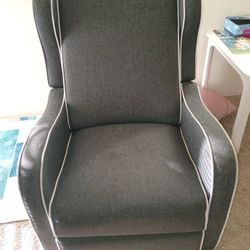 2 Recliner Chairs 