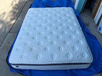 The Winkbed Luxury Firm Queen Mattress w/ Frost Cooling Cover, Like New