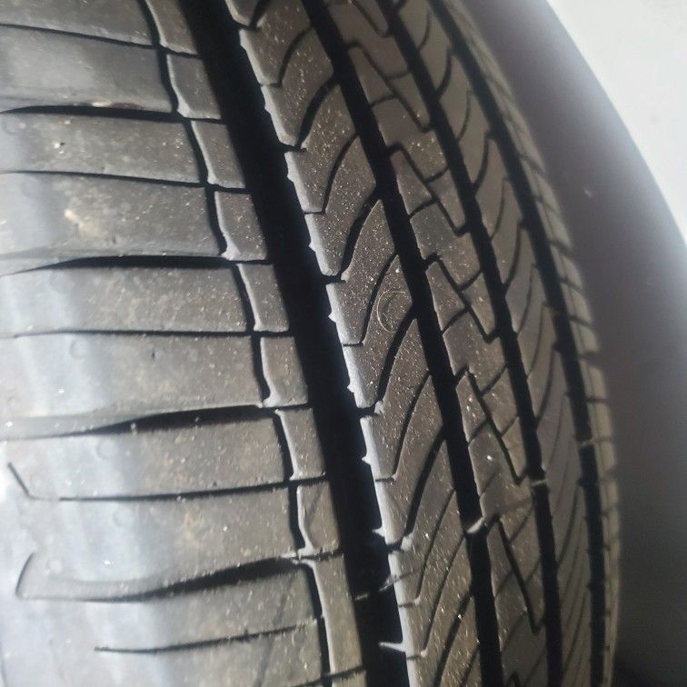 like NEW  (2) 225/65R17