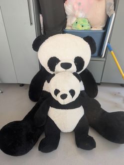2 large pandas